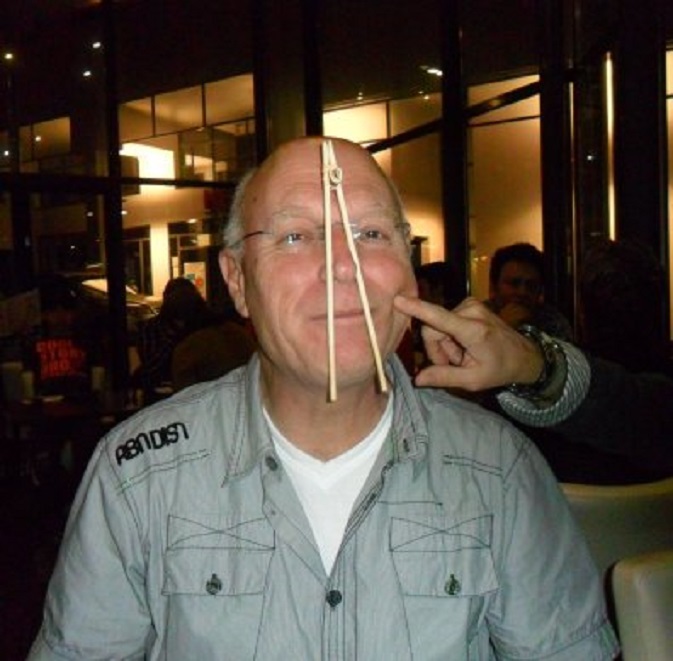 In 'Asian Tapas'. Mijn broer Wiebe weet niet hoe je met eetstokjes moet omgaan