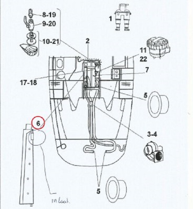Linksonder het waterslot/uitlaatdemper (bij 6)