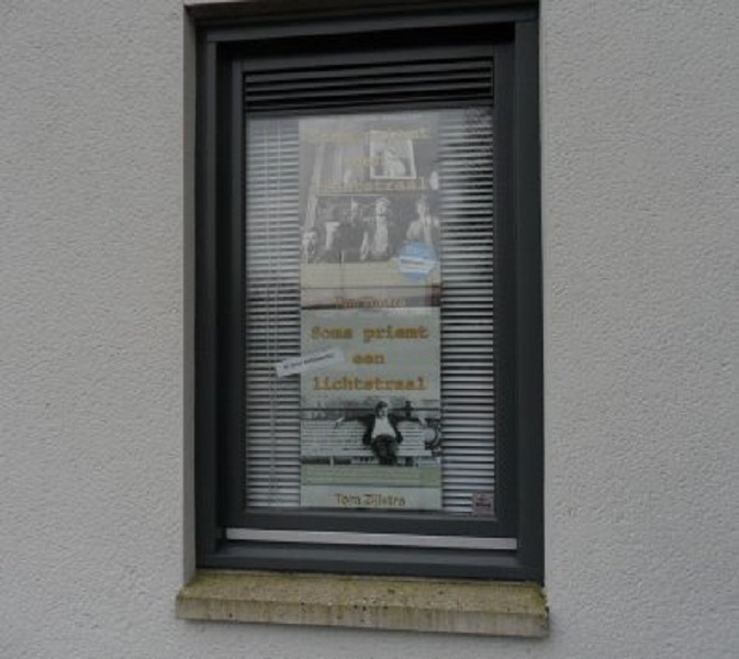 Ons slaapkamerraam. Ook dit is boekpromotie.