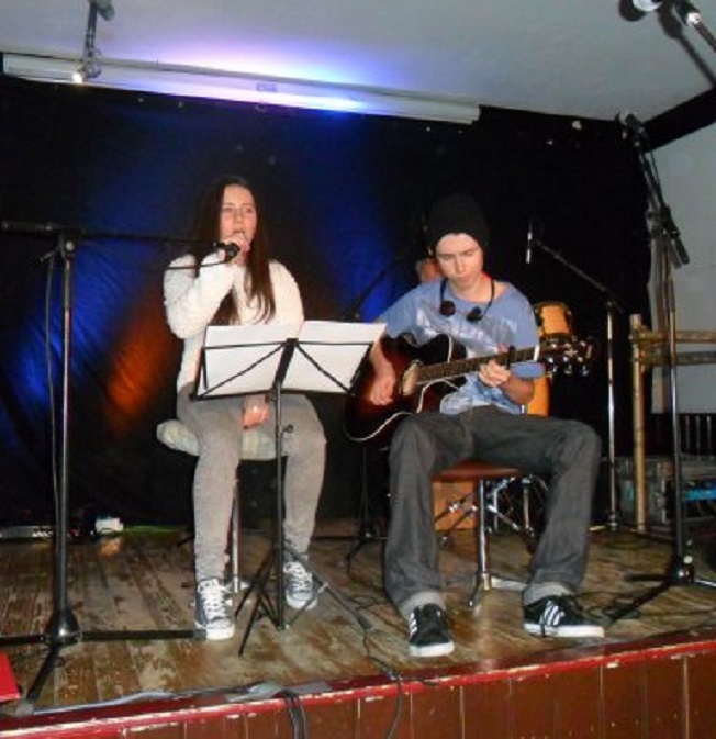 Optreden van kleinkinderen Nikita (l) en Jordin in Café De Keizer