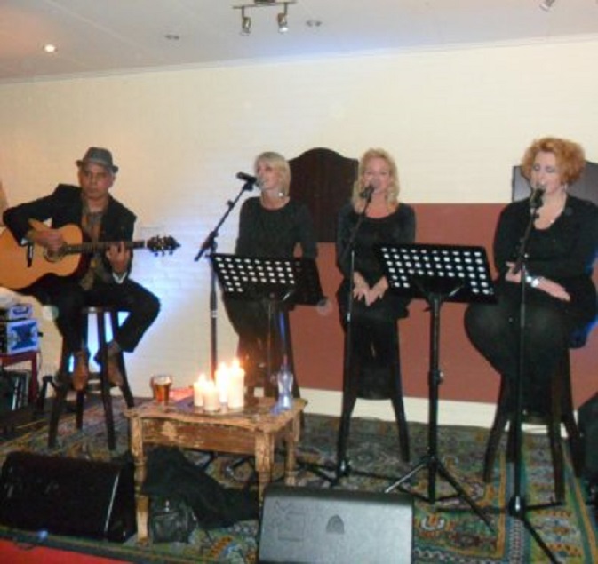 True Colours in 'De Elzenof'. De 2e van links is Barbara