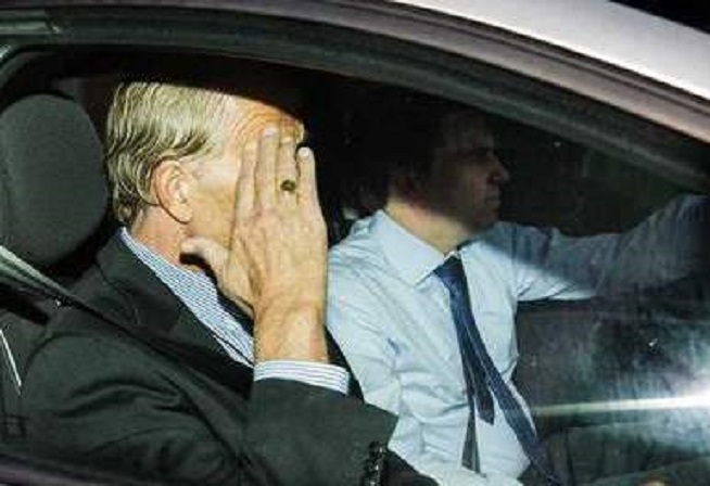 Ernst Jansen Steur arriveert met zijn advokaat bij de rechtbank in Almelo