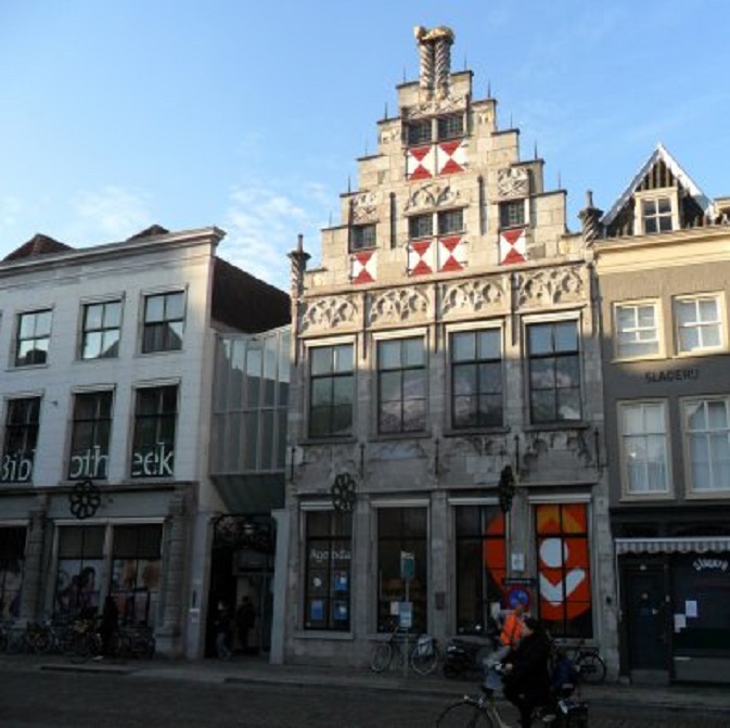 In de nok van dit pand in Dordrecht zit de Academica Literatuurprijs