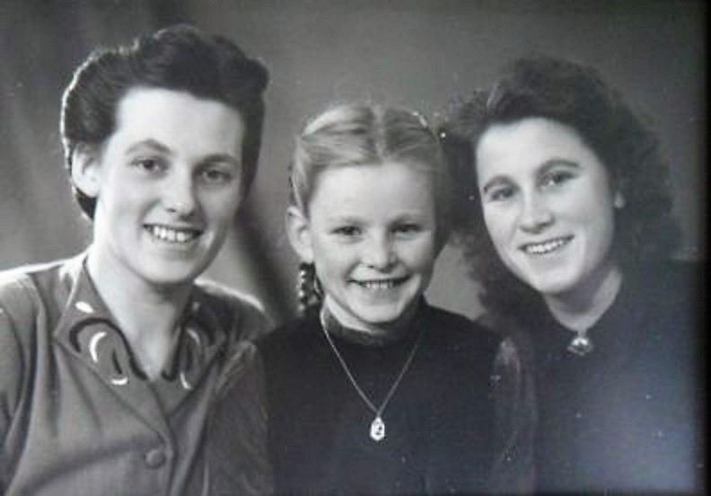 Drie zussen eind jaren '40. Vlnr. Engel (mijn moeder, toen cira 28), Hinke (toen circa 11) en Marie (toen circa 20)