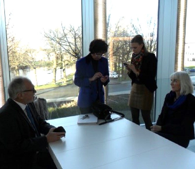 Wachten op de uitspraak in het gerechtsgebouw in Zwolle, met in het midden mijn advocaat Willemien Kastelein en naast haar de gemachtigde van Kingma