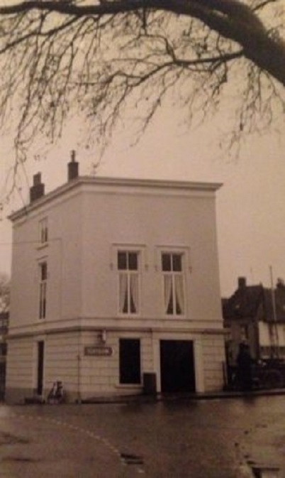 Het voormalig brugwachtershuis bij de Korenbrug, pas gesloopt na 1974.