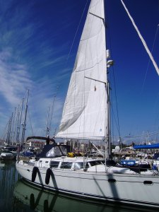 Na vier maanden het grootzeil weer gehesen