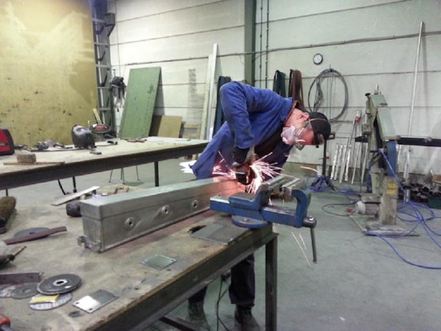 Het waterslot/demper ligt op de werktafel.