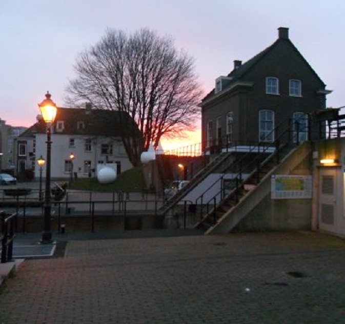 Ochtendgloren boven de stadswal vanmorgen