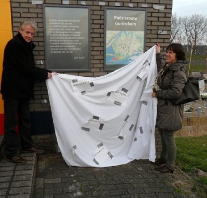 De onthulling van het gedicht van Deelder op de muur van het atelier van de clavecimbelbouwer op Buiten de Waterpoort
