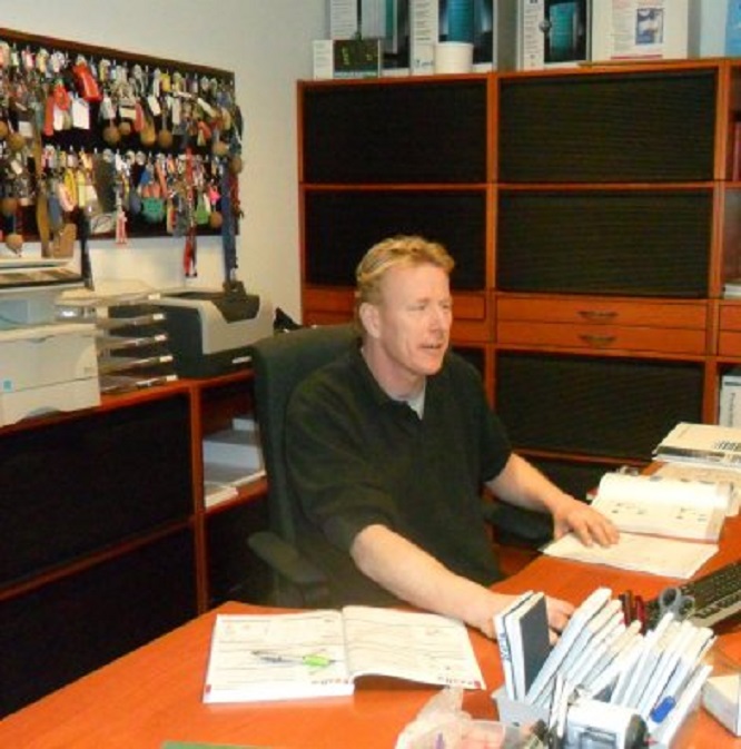 Fons op het kantoor van Jachtwerf Rexwinkel