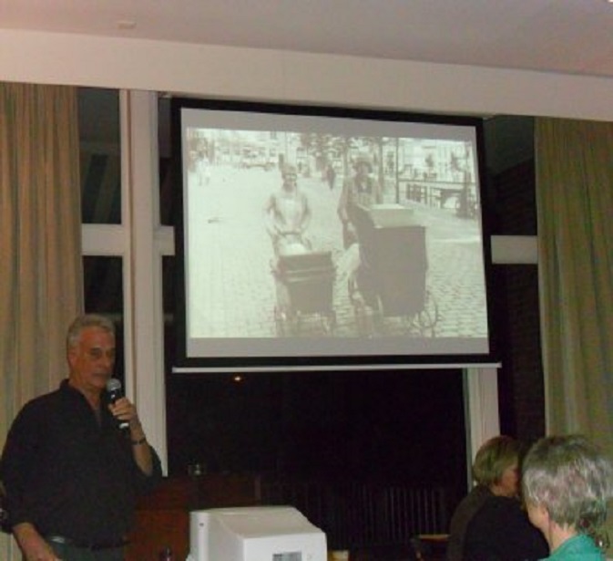 KNAKE-voorzitter Ed Braad toont een oude foto van het Eind als wandelpromenade