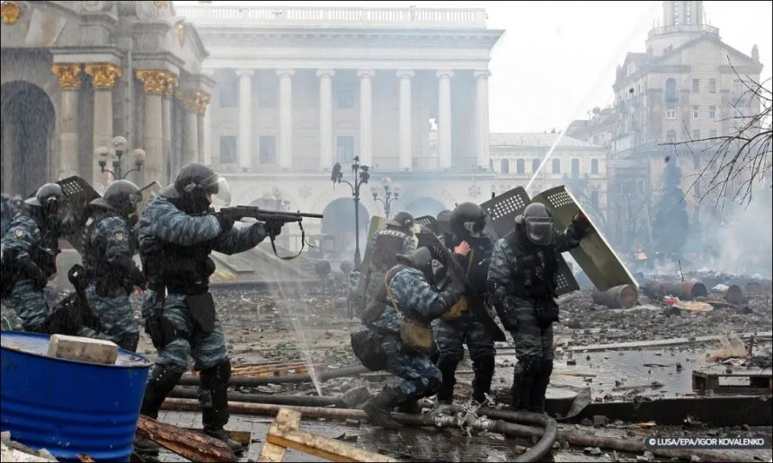 De oproerpolitie in Kiev schiet vanmorgen met scherp