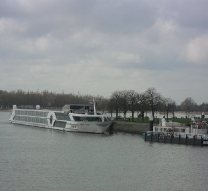 Een rijncruiseschip ligt afgemeerd aan Buiten de Waterpoort