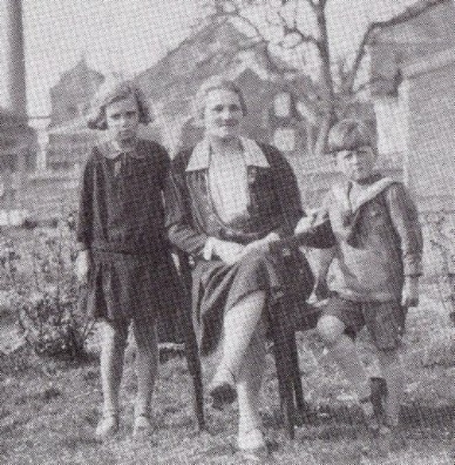 Hemelum, circa 1930. Vlnr. mijn moeder, Beppe Jitske, broer Jan de Jager