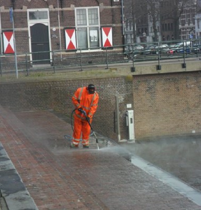 De gemeente spuit de kades en de steigers van de Lingehaven schoon