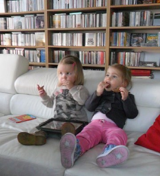 Lisa en Vajèn zusterlijk op de bank