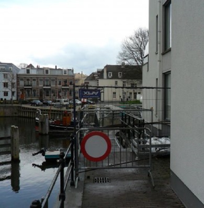 De voetgangersbrug om ons huis is nog steeds afgesloten voor onderhoud. Dat kan weken duren.