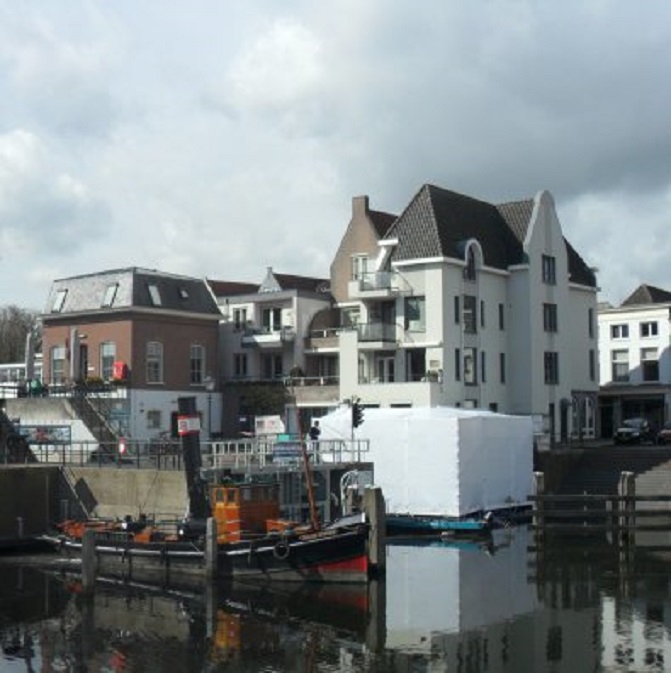 Geen uitzicht meer. De ingepakte voetgangersbrug om ons huis