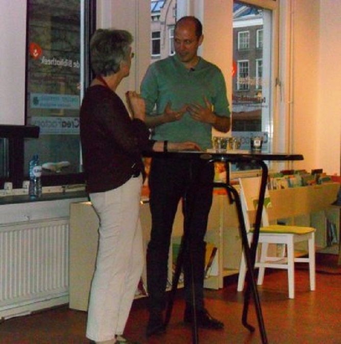 Joke Ravensbergen interviewt Jelle Brandt Corstius in de bibliotheek