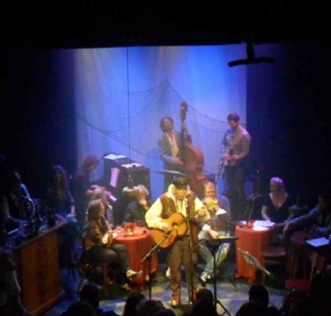 Peter Blanker gisteravond in Theater 't Pand. Linksboven achter de piano Izak Boom