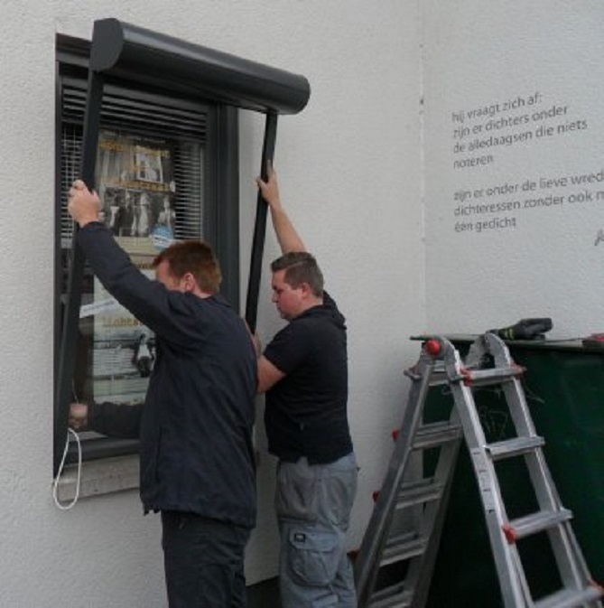 Plaatsen van het rolluik voor het raam van onze slaapkamer