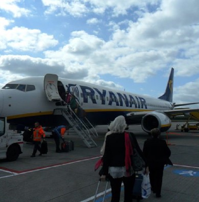Ans in Eindhoven op weg naar het vliegtuig
