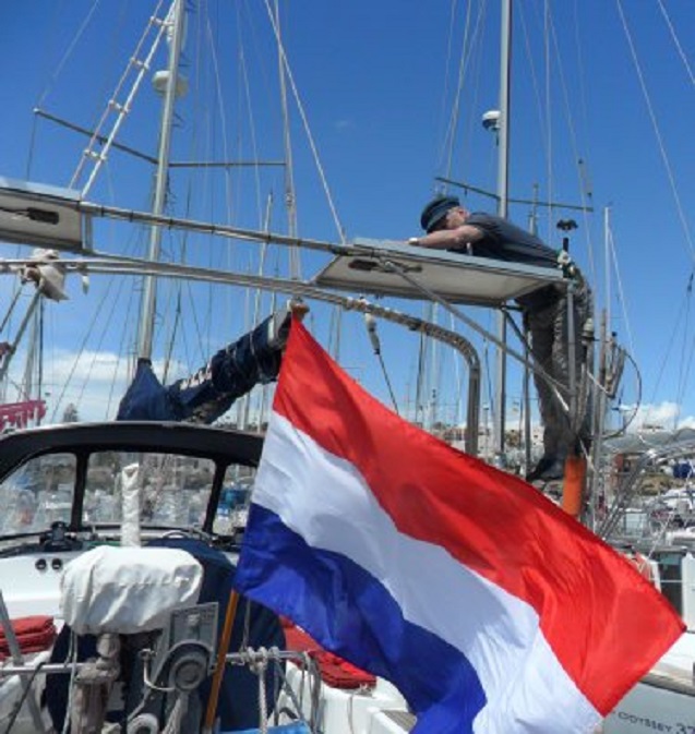 Schoonmaken van de zonnepanelen. Let op het nieuwe stuurboord-kabouterlampje naast me