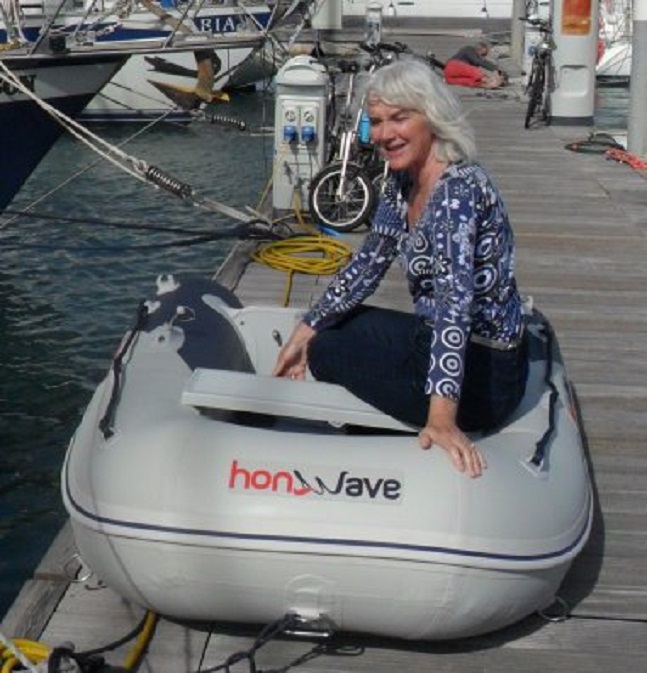 Onze nieuwe dinghy op de steiger