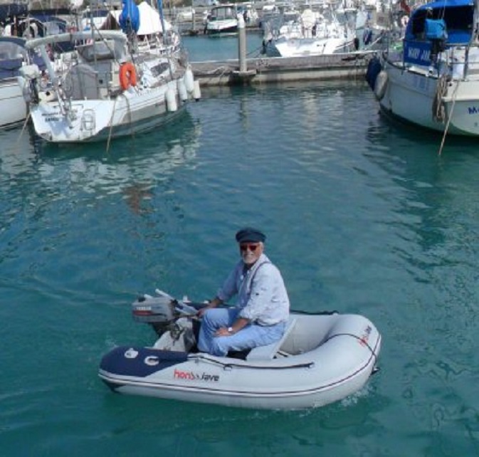 Onze nieuwe dinghy op de proefvaart