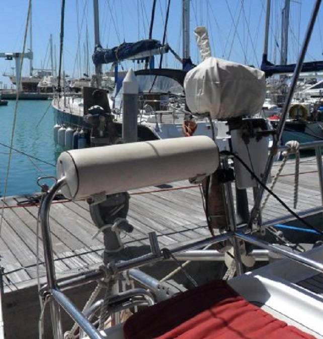 De 'rugrol' die ik gisteren terugvond in het kleine hutje. De bevestiging voor de b.b. motor heb ik naar stuurboord verplaatst