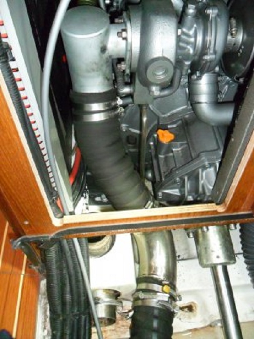 Bypass van de lekkende uitlaatdemper op een zusterschip. Linksonder de loze gaten van de buitengesloten demper