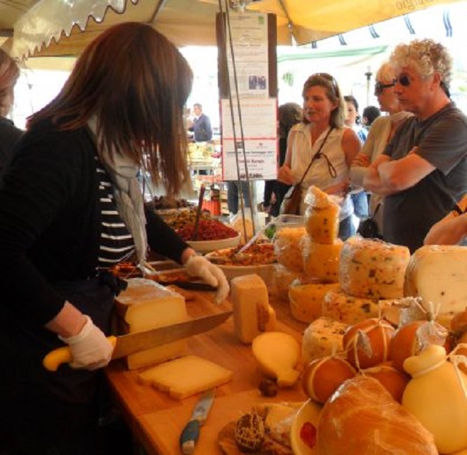 Syracuse. Op de markt achter de Apollo-tempel kopen we o.a. kaas