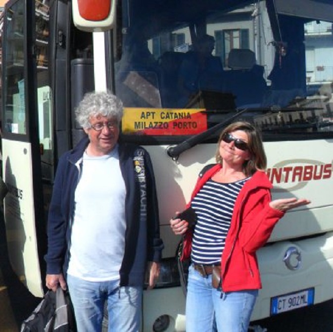 'Helaas, we moeten weg'. Wiger en Arina bij de snelbus naar het vliegveld van Catania