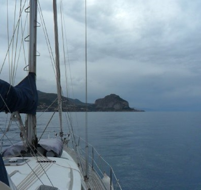 In de verte zien we de conusvormige rots bij Cefalù