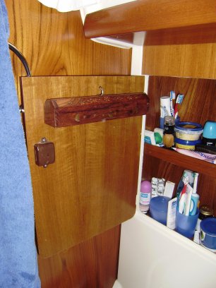 Het Oosterse bakje op de binnenkant van het deurtje van de kast voor toiletartikelen