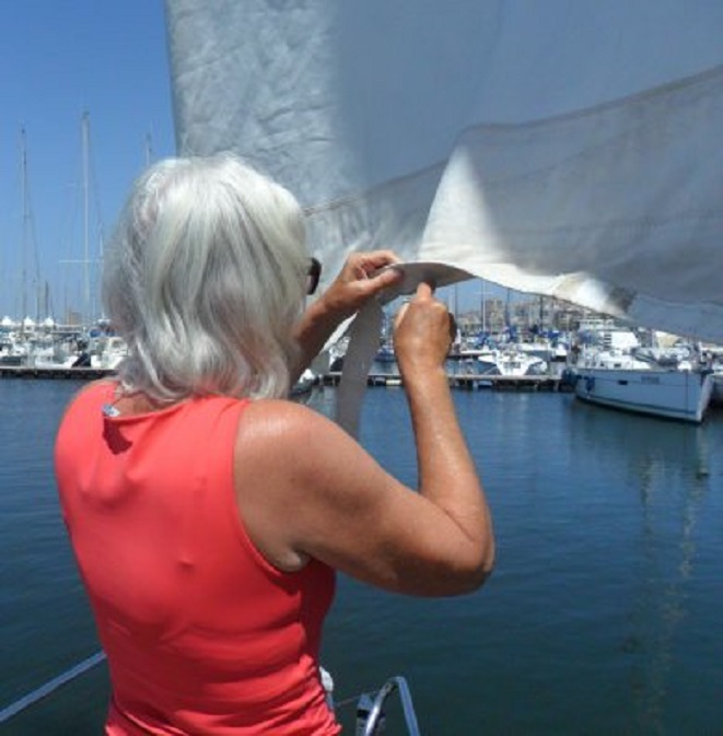 Reparatie van de losgeraakte zoom van de genua