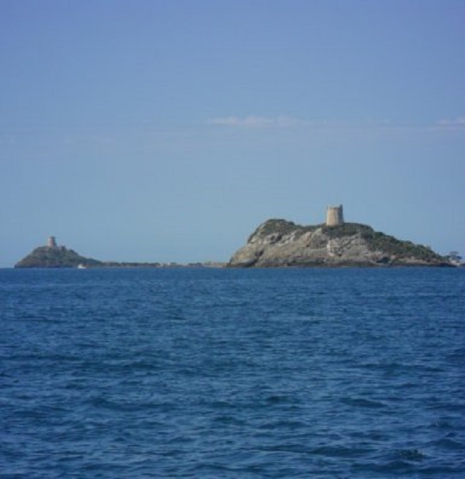 Oude vuur- of wachttorens op de kapen en eilandjes langs de kust