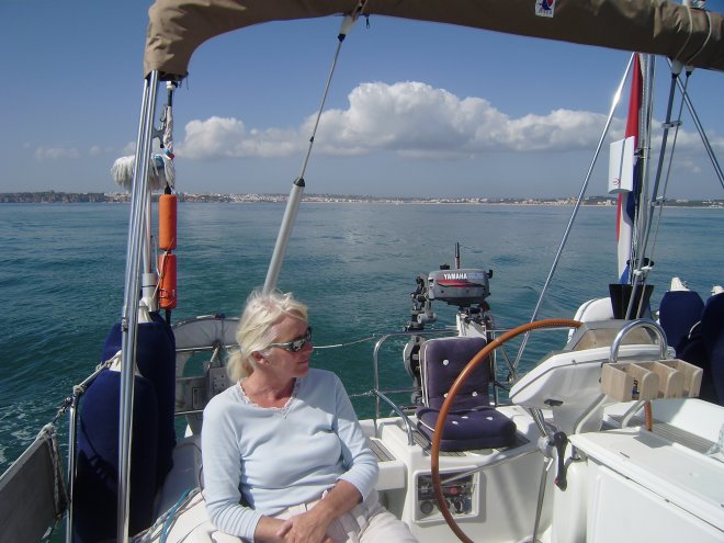 Onderweg naar Albufeira. Achter ons verdwijnt Lagos in de verte