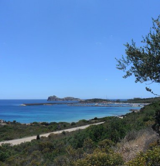 Zicht op de haven vanaf de weg naar het dorpje Teulada