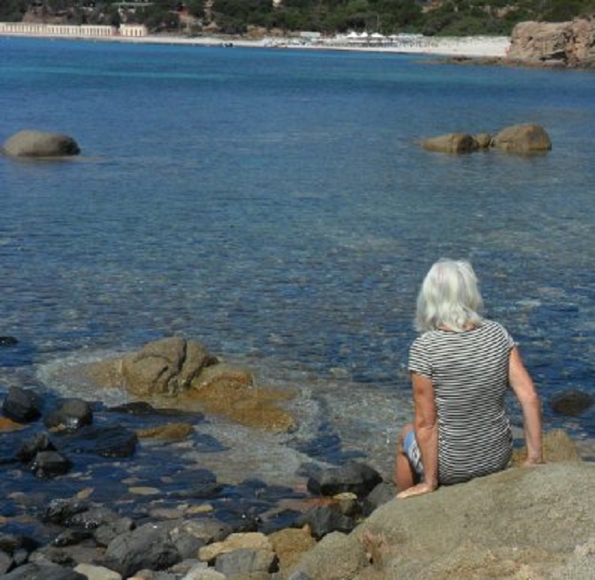 De volgende baai bij de camping, zuidelijk van de haven. Koud water!