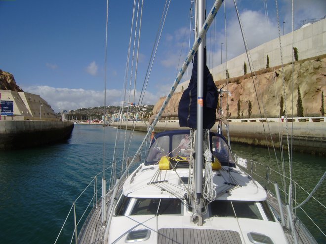 We varen door het havenkanaal Albufeira uit. Je kunt goed zien dat het door de rotsen gehakt is