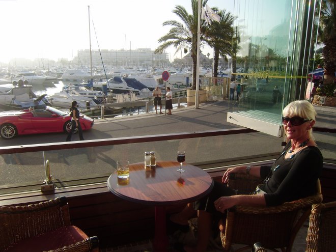 Mijn diva in Vilamoura, het Portugese Saint-Tropez. De rode Ferrari links op de achtergrond is niet die van mij