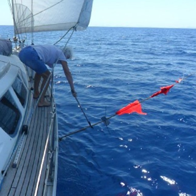 Ans probeert de aangevaren vissersboei los te trekken