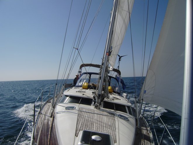 Heerlijk zeilen van Vilamoura naar Ayamonte in Spanje. Vanaf Cabo de Santa Maria is de monding van de Guadiana bezeild.