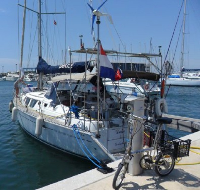 Onze ligplaats aan het 'Canal Grande' in Santa Pola. Op het voordek haalt Ans de was van de lijn. Rechts mijn vouwfietsje