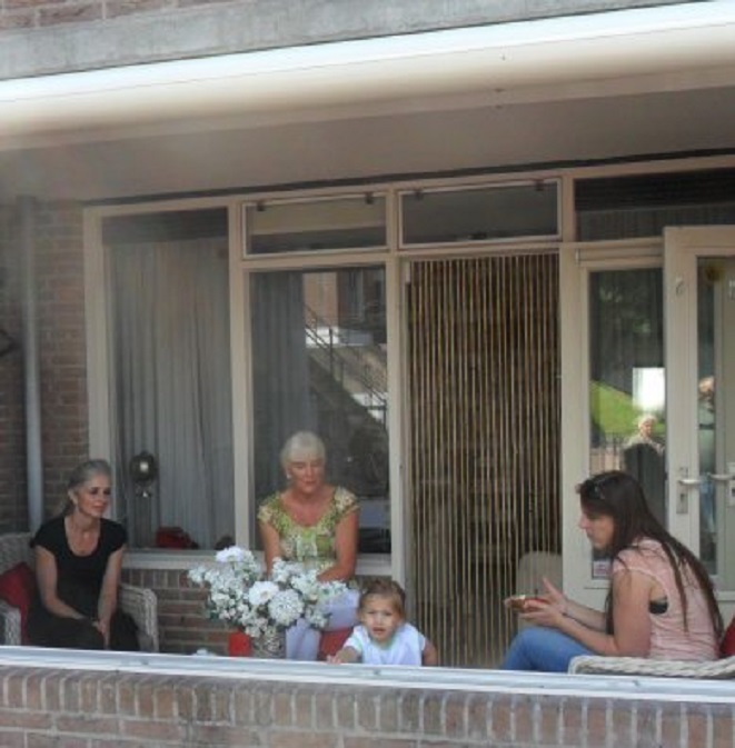 Ans met haar dochters Barbara (l) en Tessa. In het midden Vajèn