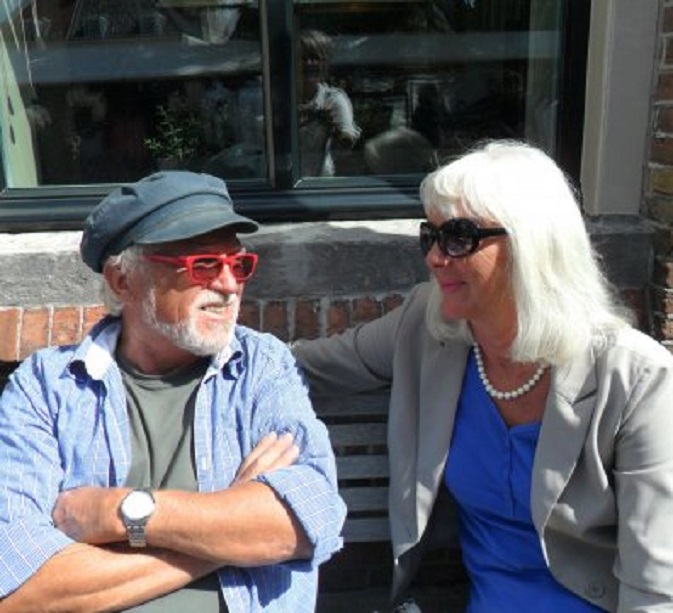 Op het terras van Grand Café Tax op de Groenmarkt. In het vensterglas zie de dame weerspiegeld die de foto neemt
