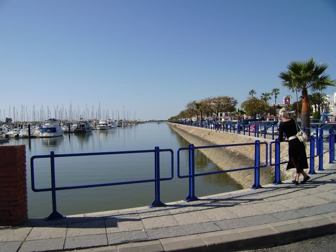Ayamonte, links de marina, rechts de lange Avenida Vila Real de Santo António. In de verte de toegang tot de Guadiana-rivier