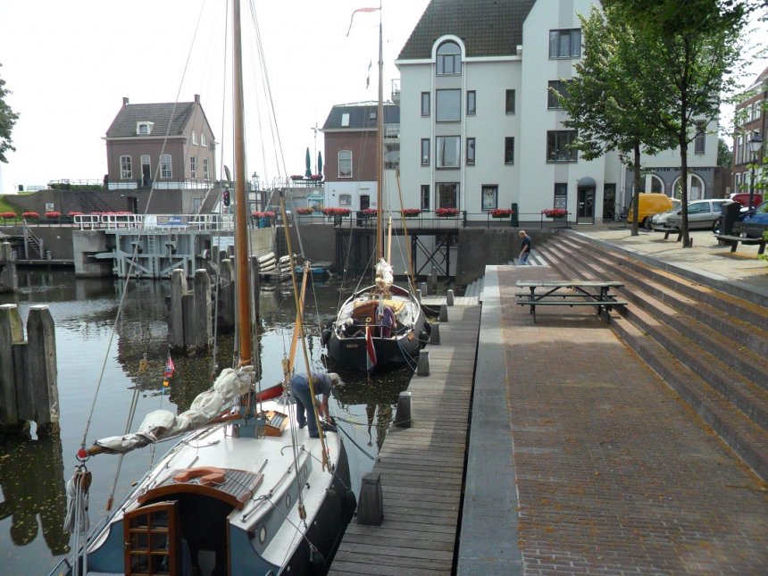 De Lingehaven vanmiddag. Op de achtergrond ons appartement (dat witte, begane grond)